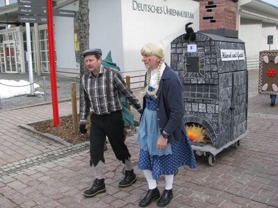 Hänsel und Gretel ziehen den Ofenwagen