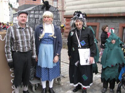 Gruppenbild mit Hänsel und Gretel sowie der bösen Hexe