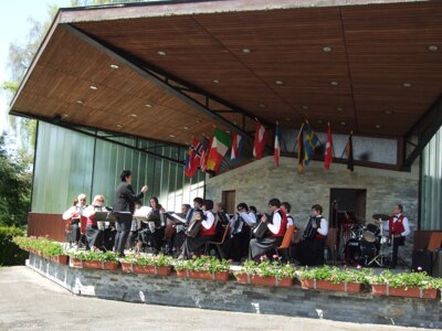 Das Schwarzwald-Harmonika-Orchester auf der Freiluftbühne im Kurpark in Schönwald