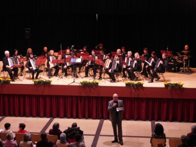 Das Schwarzwald-Harmonika-Orchester auf der Bühne in Markheidenfeld