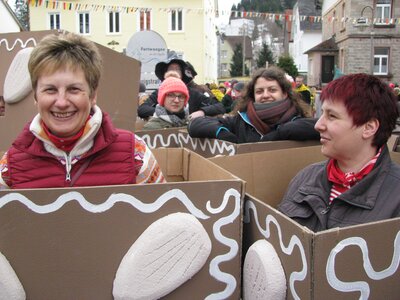 Spielreinnen des ORchesters verkleidet als wandelnde Lebkuchen