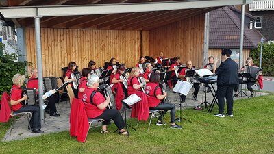 Schwarzwald-Harmonika-Orchester spielt auf dem Rössleplatz Neukirch