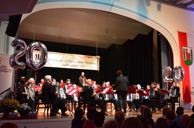 Das Schwarzwald-Harmonika-Orchester mit seiner DIrigentin Uta Borho auf der Bühne der Festhalle in Furtwangen