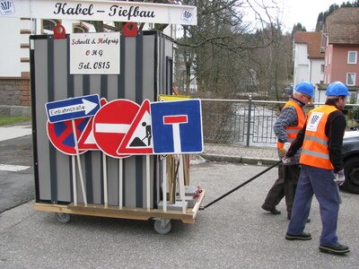 Baucontainer mit Verkehrsschildern