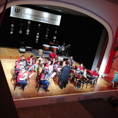 Jugendorchester des SHO-Furtwangen e.V. auf der Bühne der Festhalle in Furtwangen