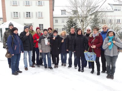 Gruppenbild der Spielerinnen und Spieler des SHO vor dem Hotel in winterlicher Kleidung