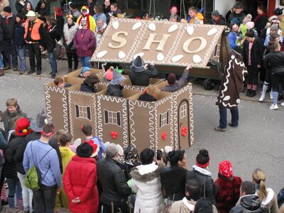 Die einzelnen wandelnden Lebkuchen schließen sich zum Lebkuchenhaus zusammen