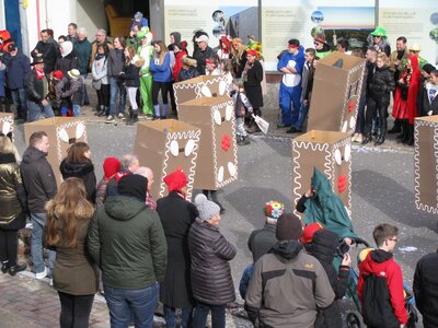 Die wandelnden Lebkuchen einzeln beim Umzug