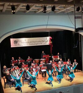 Ballettgruppe des Turnvereins und das Erste Orchester des SHO führen gemeinsam "Lord of the dance" auf