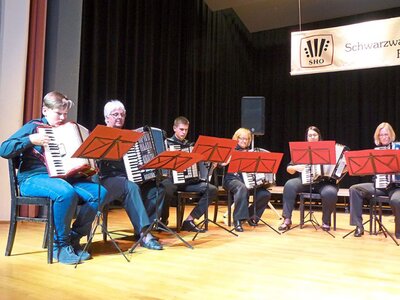 Gemeinsamer Auftritt unseres Nachwuchs mit dem Ensemble  auf der Bühne der Festhalle Furtwangen