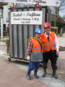 MItarbeiter der „Kabel-Tiefbau SHO“ vor dem Baucontainer